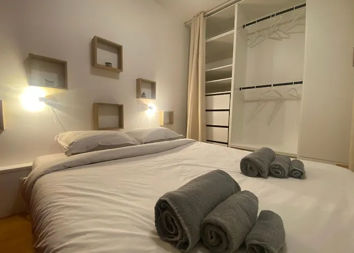 Établissement 3 étoiles avec ASCENSEUR, 3 appartements lumineux vue port avec balcon, 200m de la mer, Wifi Fibre, tous service inclus