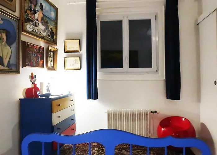Une Chambre Et Des Tableaux